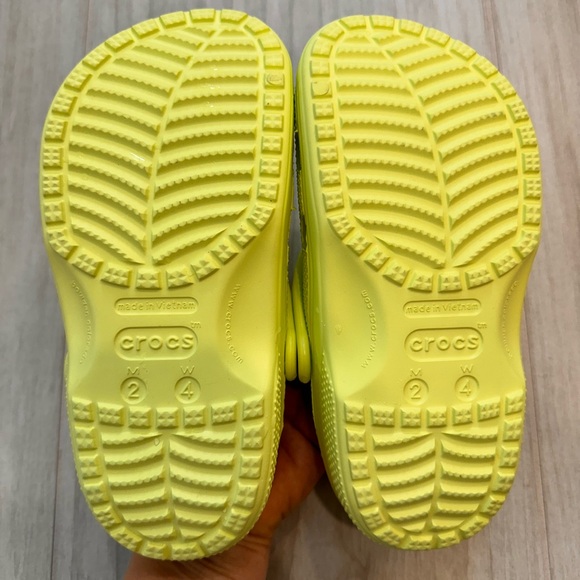 CROCS Kids Sandals - Bright Neon Yellow M2 W4 - Picture 3 of 4